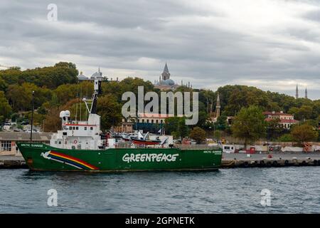 Greenpeace's Schiff "Arctic Sunrise" im Hafen von İstanbul. Greenpeace Arctic Sunrise Schiff im Bosporus. Stockfoto