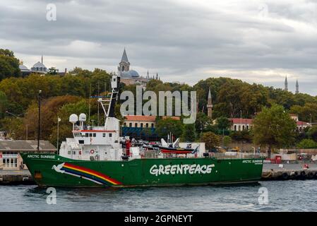 Greenpeace's Schiff "Arctic Sunrise" im Hafen von İstanbul. Greenpeace Arctic Sunrise Schiff im Bosporus. Stockfoto