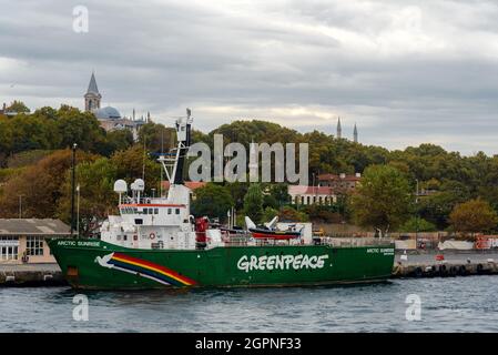 Greenpeace's Schiff "Arctic Sunrise" im Hafen von İstanbul. Greenpeace Arctic Sunrise Schiff im Bosporus. Stockfoto