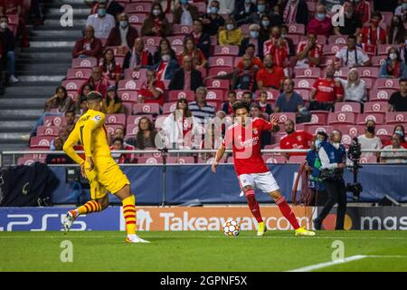 Lissabon, Portugal. September 2021. Darwin Nunez von SL Benfica und Ronald Araujo vom FC Barcelona in Aktion beim UEFA Champions League-Spiel der Gruppe E zwischen SL Benfica und dem FC Barcelona im Estádio do Sport Lisboa e Benfica.Endstand; Benfica 3:0 Barcelona. Kredit: SOPA Images Limited/Alamy Live Nachrichten Stockfoto