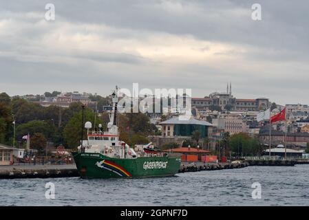 Greenpeace's Schiff "Arctic Sunrise" im Hafen von İstanbul. Greenpeace Arctic Sunrise Schiff im Bosporus. Stockfoto