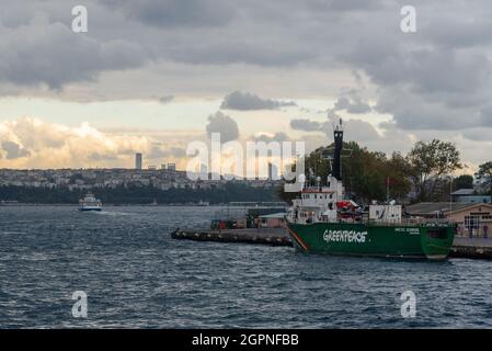 Greenpeace's Schiff "Arctic Sunrise" im Hafen von İstanbul. Greenpeace Arctic Sunrise Schiff im Bosporus. Stockfoto