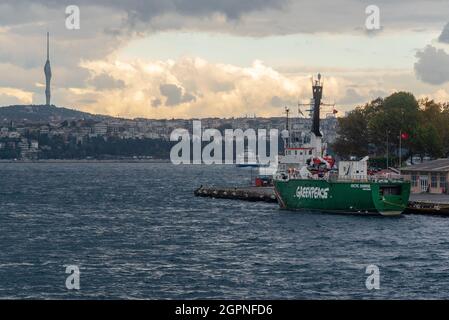 Greenpeace's Schiff "Arctic Sunrise" im Hafen von İstanbul. Greenpeace Arctic Sunrise Schiff im Bosporus. Stockfoto