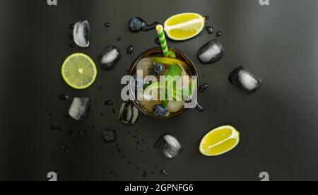 Cuba Libre mit braunem Rum, Cola und Limette. Cuba Libre oder Long Island Cocktail. Stockfoto
