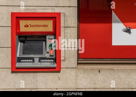 Felanitx, Spanien; 25 2021. september: Nahaufnahme eines Geldautomaten einer Santander Bank auf der Straße bei Tageslicht Stockfoto