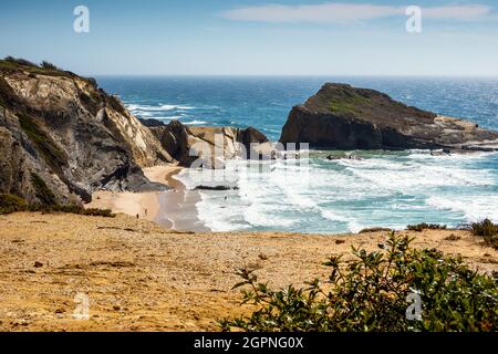 Schöner Strand von Alteirinhos und Felsenformation neben Zambujeira do Mar, Alentejo, Portugal Stockfoto