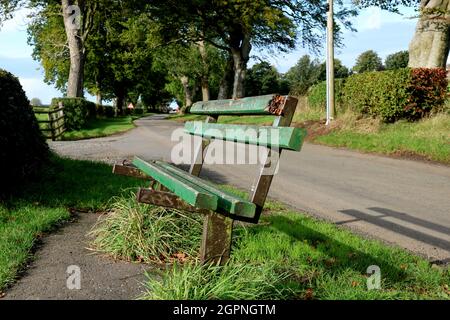 Alte kaputte Sitzbank an einer Landstraße gelegen Stockfoto