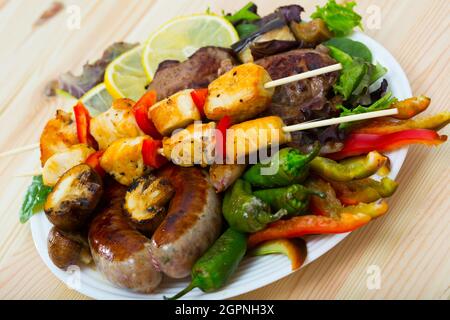 Traditionelles bulgarisches gegrilltes Fleisch und Gemüse auf einer großen Platte (Meshana skara). Stockfoto