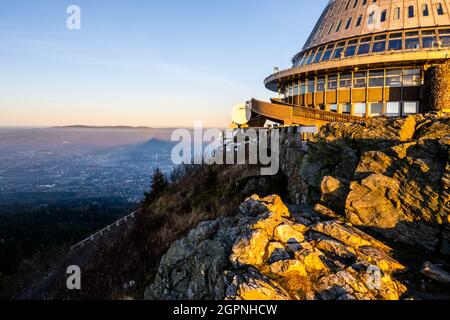 LIBEREC, TSCHECHISCHE REPUBLIK - 06. NOVEMBER 2020: Aussichtsterrasse im Jested Mountain Hotel. Sonniger Herbstabend Blick. Liberec, Tschechische Republik. Stockfoto