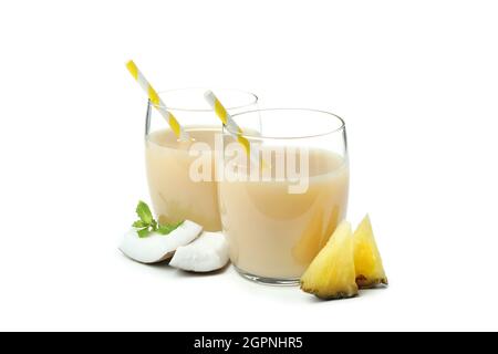 Pina Colada Cocktails isoliert auf weißem Hintergrund. Stockfoto