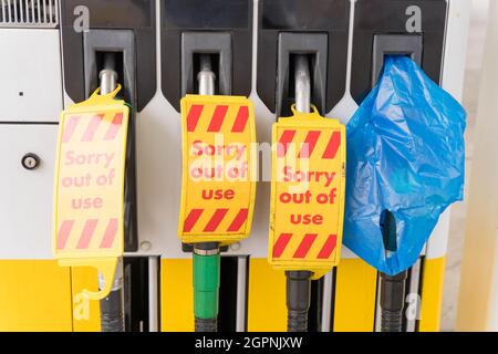 Die Shell-Station auf der A20 bleibt mit leerem Vorplatz geschlossen, da die Kraftstoffvorräte trocken waren, die Pumpen geschlossen und verriegelt waren, weil es keine LKW-Fahrer gab London UK Stockfoto