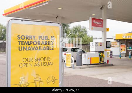 Die Shell-Station auf der A20 bleibt mit leerem Vorplatz geschlossen, da die Kraftstoffvorräte trocken waren, die Pumpen geschlossen und verriegelt waren, da es an LKW-Fahrern fehlte London England Stockfoto