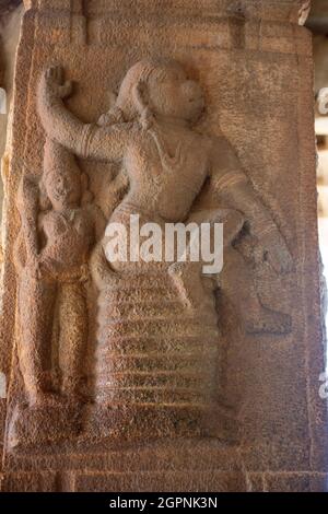 Die Skulptur des lords Hanuman, der auf seiner Schwanzsäule in Lanka am Vittala Tempel, Hampi, Karnataka, Indien sitzt Stockfoto