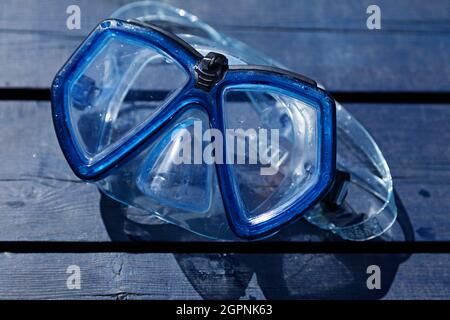 Nasse Tauchmaske in der Sonne liegend und trocknend Stockfoto