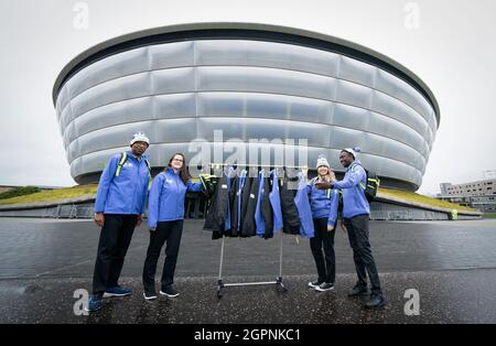 Freiwillige (von links) Bob Alston, Kirsten McEwan, Leigh Baxter und Donald Onaiwu modellieren die offiziellen Uniformen, die von rund 1,000 Freiwilligen auf der UN Climate Change Conference of the Parties (Cop26) getragen werden, werden im SSE Hydro auf dem Scottish Event Campus in Glasgow vorgestellt. Bilddatum: Donnerstag, 30. September 2021. Stockfoto