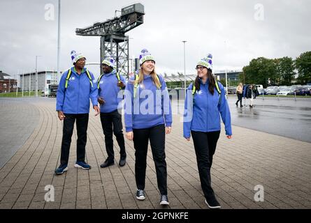 Freiwillige (von links) Donald Onaiwu, Bob Alston, Leigh Baxter und Kirsten McEwan modellieren die offiziellen Uniformen, die von rund 1,000 Freiwilligen auf der UN-Klimakonferenz der Parteien (Cop26) getragen werden, werden im SSE Hydro auf dem Scottish Event Campus in Glasgow vorgestellt. Bilddatum: Donnerstag, 30. September 2021. Stockfoto