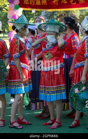 Frauen aus Wenzhou, China, bereiten sich in der Kai Xin Yizhu Tanzgruppe auf eine Aufführung zum 6. Geburtstag in einem Kissena Park in Queens, New York, vor. Stockfoto