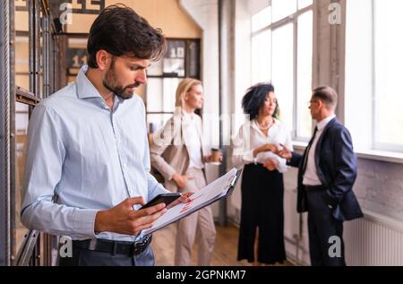 Multiethnisches Unternehmensteam im Büro für einen strategischen Marketingplan - Büroangestellte, Unternehmer und Mitarbeiter des Unternehmens bei der Arbeit Stockfoto