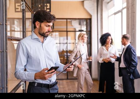 Multiethnisches Unternehmensteam im Büro für einen strategischen Marketingplan - Büroangestellte, Unternehmer und Mitarbeiter des Unternehmens bei der Arbeit Stockfoto