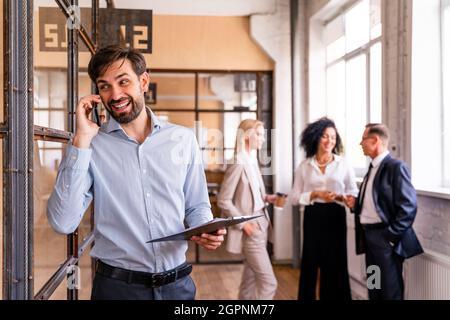 Multiethnisches Unternehmensteam im Büro für einen strategischen Marketingplan - Büroangestellte, Unternehmer und Mitarbeiter des Unternehmens bei der Arbeit Stockfoto