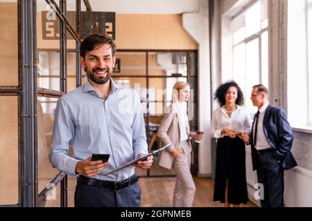Multiethnisches Unternehmensteam im Büro für einen strategischen Marketingplan - Büroangestellte, Unternehmer und Mitarbeiter des Unternehmens bei der Arbeit Stockfoto
