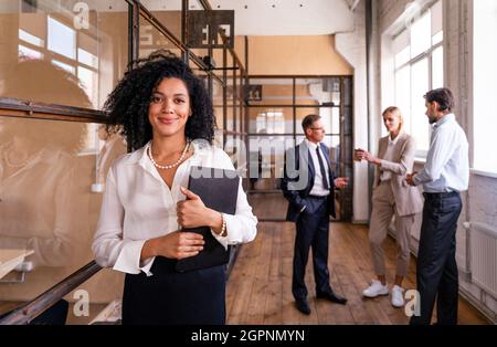 Multiethnisches Unternehmensteam im Büro für einen strategischen Marketingplan - Büroangestellte, Unternehmer und Mitarbeiter des Unternehmens bei der Arbeit Stockfoto