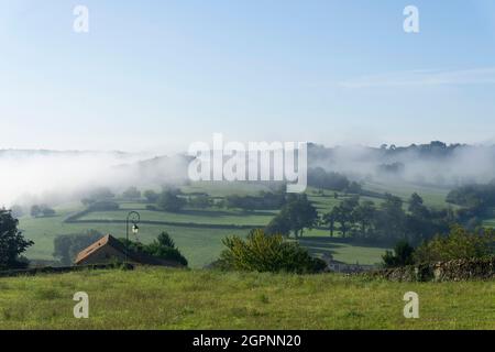 Am frühen Morgen Nebel über französisch ländlichen Landschaft Stockfoto