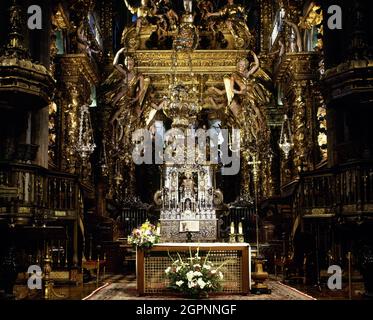 Spanien. Kathedrale von Santiago. Hauptkapelle. Altar mit dem Bild des Apostels St. James (12. Jahrhundert), in Stein gemeißelt. Das Baldachin, das den Altar bedeckt, ist ein Werk von Domingo de Andrade (1639-1712) aus dem 17. Jahrhundert, mit solomonischen Säulen und unterstützt von Engeln. Santiago de Compostela. Provinz A Coruña. Galicien. Stockfoto