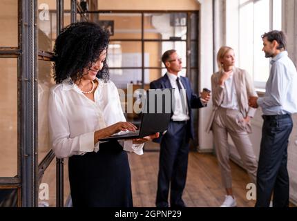 Multiethnisches Unternehmensteam im Büro für einen strategischen Marketingplan - Büroangestellte, Unternehmer und Mitarbeiter des Unternehmens bei der Arbeit Stockfoto