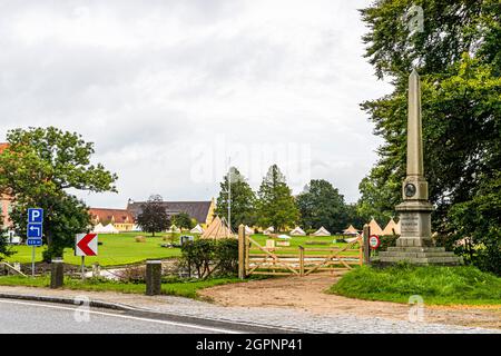 Festival in Glamping-Zelten auf Schloss Brahetrolleborg, Skov und Landbrug in der Nähe von Faaborg-Midtfyn, Dänemark. Das Publikum wurde von drei großen dänischen Unternehmen eingeladen. Die Öffentlichkeit hatte im September 2021 keinen Zugang zu den drei geschlossenen Veranstaltungen. Stockfoto