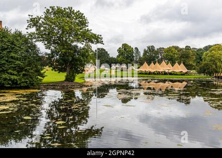 Festival in Glamping-Zelten auf Schloss Brahetrolleborg, Skov und Landbrug in der Nähe von Faaborg-Midtfyn, Dänemark. Das Publikum wurde von drei großen dänischen Unternehmen eingeladen. Die Öffentlichkeit hatte im September 2021 keinen Zugang zu den drei geschlossenen Veranstaltungen. Stockfoto