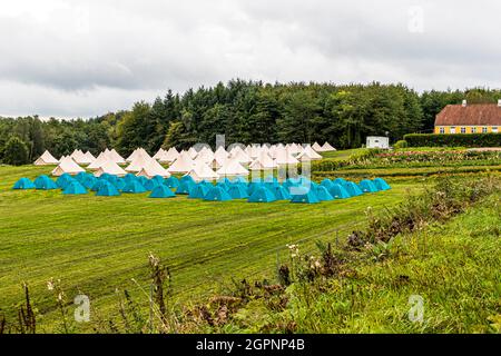 Festival in Glamping-Zelten auf Schloss Brahetrolleborg, Skov und Landbrug in der Nähe von Faaborg-Midtfyn, Dänemark. Das Publikum wurde von drei großen dänischen Unternehmen eingeladen. Die Öffentlichkeit hatte im September 2021 keinen Zugang zu den drei geschlossenen Veranstaltungen. Stockfoto