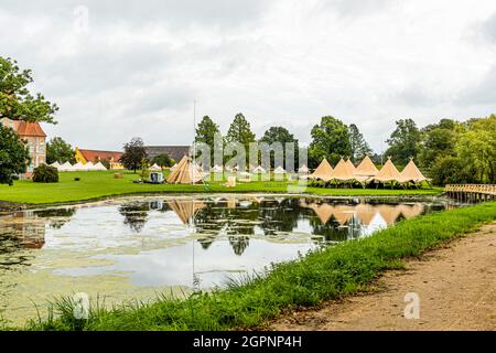 Festival in Glamping-Zelten auf Schloss Brahetrolleborg, Skov und Landbrug in der Nähe von Faaborg-Midtfyn, Dänemark. Das Publikum wurde von drei großen dänischen Unternehmen eingeladen. Die Öffentlichkeit hatte im September 2021 keinen Zugang zu den drei geschlossenen Veranstaltungen. Stockfoto