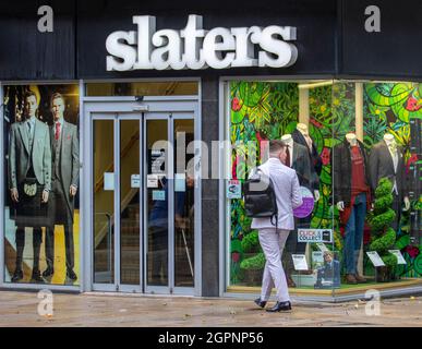 Slaters Herrenmode Einzelhändler in Preston, Lancashire. Wetter in Großbritannien 30. September 2021; Geschäfte, Einkäufer, die an einem nassen und windigen Tag im Stadtzentrum einkaufen. Kredit : MediaWorld Images/AlamyLiveNews Stockfoto