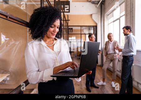 Multiethnisches Unternehmensteam im Büro für einen strategischen Marketingplan - Büroangestellte, Unternehmer und Mitarbeiter des Unternehmens bei der Arbeit Stockfoto