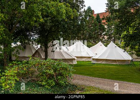 Festival in Glamping-Zelten auf Schloss Brahetrolleborg, Skov und Landbrug in der Nähe von Faaborg-Midtfyn, Dänemark. Das Publikum wurde von drei großen dänischen Unternehmen eingeladen. Die Öffentlichkeit hatte im September 2021 keinen Zugang zu den drei geschlossenen Veranstaltungen. Stockfoto