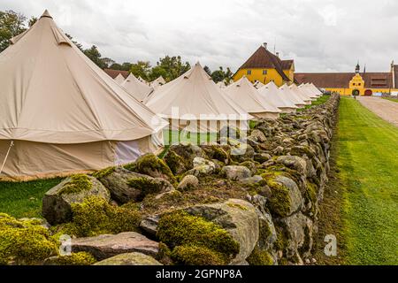 Festival in Glamping-Zelten auf Schloss Brahetrolleborg, Skov und Landbrug in der Nähe von Faaborg-Midtfyn, Dänemark. Das Publikum wurde von drei großen dänischen Unternehmen eingeladen. Die Öffentlichkeit hatte im September 2021 keinen Zugang zu den drei geschlossenen Veranstaltungen. Stockfoto