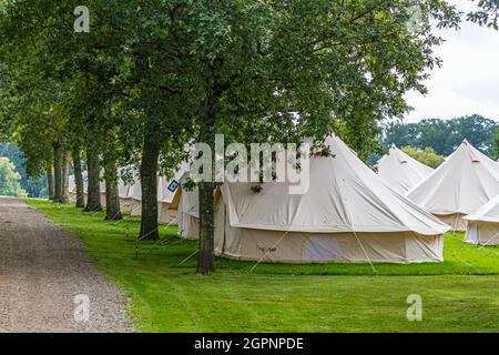 Festival in Glamping-Zelten auf Schloss Brahetrolleborg, Skov und Landbrug in der Nähe von Faaborg-Midtfyn, Dänemark. Das Publikum wurde von drei großen dänischen Unternehmen eingeladen. Die Öffentlichkeit hatte im September 2021 keinen Zugang zu den drei geschlossenen Veranstaltungen. Stockfoto