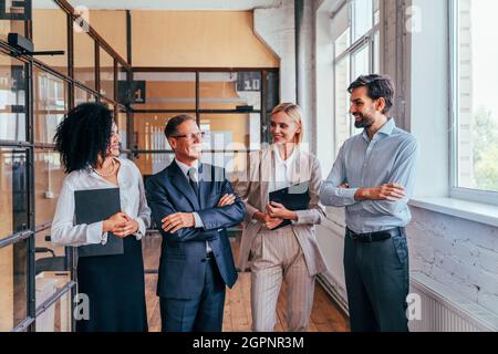 Multiethnisches Unternehmensteam im Büro für einen strategischen Marketingplan - Büroangestellte, Unternehmer und Mitarbeiter des Unternehmens bei der Arbeit Stockfoto