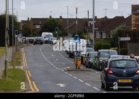 Ashford, Kent, Großbritannien. 30. September 2021. An der B2229 in Ashford schlingern sich Staus, während die Einheimischen von der BP-Tankstelle Wind bekommen, an der Kraftstoff geliefert wurde. Foto-Kredit: Paul Lawrenson /Alamy Live Nachrichten Stockfoto