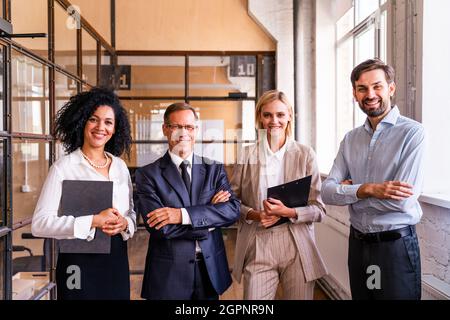 Multiethnisches Unternehmensteam im Büro für einen strategischen Marketingplan - Büroangestellte, Unternehmer und Mitarbeiter des Unternehmens bei der Arbeit Stockfoto