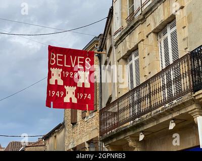 Das Stadtschild von Belves hängt auf der Straße. Belves ist eine der schönsten Städte Frankreichs Stockfoto