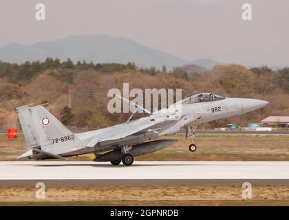 Eine Boeing F-15J Eagle der Japan Air Self Defense Force landete in Hyakuri ab. Stockfoto