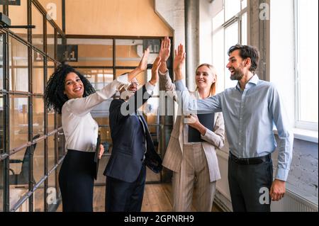 Multiethnisches Unternehmensteam im Büro für einen strategischen Marketingplan - Büroangestellte, Unternehmer und Mitarbeiter des Unternehmens bei der Arbeit Stockfoto