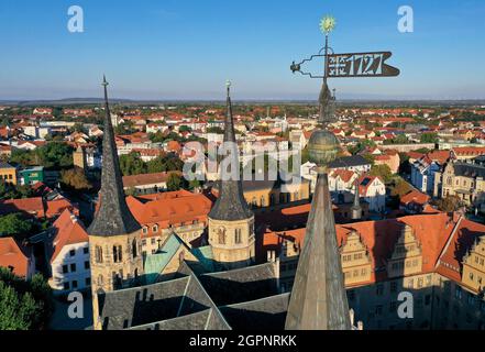 30. September 2021, Sachsen-Anhalt, Merseburg: Eine Wetterfahne mit dem Jahr 1727 dreht sich auf einem Turm am Merseburger Dom. Ein dreitägiges Fest in Merseburg vom 1. Bis 3. Oktober erinnert an die Weihe des Doms vor 1000 Jahren. Einer der Höhepunkte des Programms unter dem Motto „für die Ewigkeit geweiht“ ist eine Prozession, bei der die Kathedrale feierlich eine neue Glocke erhält. Der Merseburger Dom wurde traditionsgemäß am 1. Oktober 1021 im Beisein von Kaiser Heinrich II. Und seiner Frau Kunigunde geweiht. (Luftaufnahme mit Drohne) Foto: Jan Woitas/dpa-Zentralbil Stockfoto