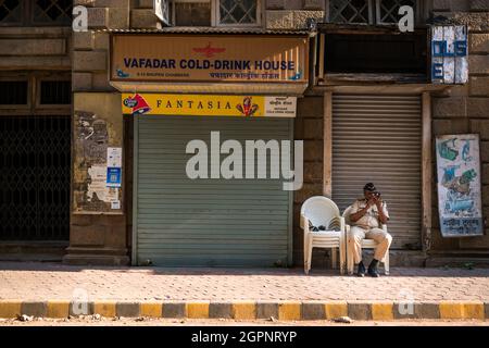 Ein ehrlicher Schuss eines Polizisten, der in der Dalal Street in Süd-Mumbai, Indien, Dienst hat. Architektur und Wahrzeichen von Mumbai. Stockfoto