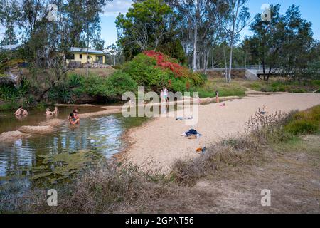 Touristen entspannen sich in den flachen heißen Wasserpools in Innot Hot Springs, North Queensland Australia Stockfoto