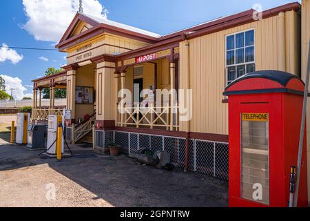 Das denkmalgeschützte Ravenswood Post Office mit roter Telefondose, erbaut 1885, Ravenswood, North Queensland, Australien Stockfoto