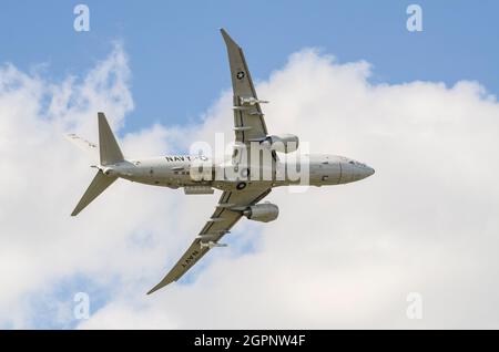 US Navy Boeing P-8A Poseidon militärisches Anti-Schiff- und Anti-U-Boot-Jet-Flugzeug, entwickelt für die United States Navy, fliegt auf der Farnborough Airshow Stockfoto