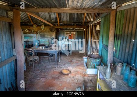 Interieur des restaurierten Wellblech Miners Cottage, Ravenswood, North Queensland, Australien Stockfoto